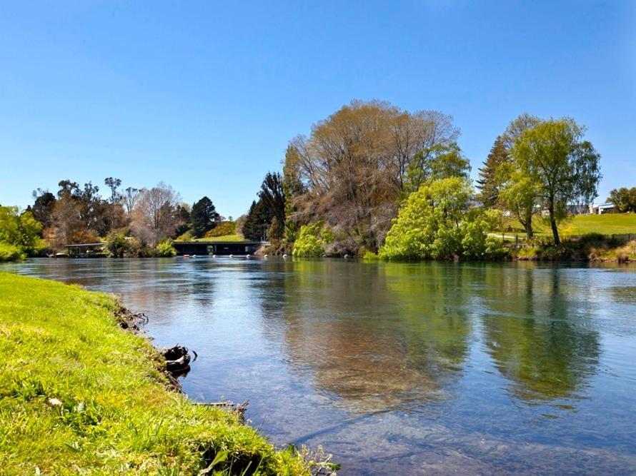 Marinaside Villa - Taupo Holiday Apartment ภายนอก รูปภาพ